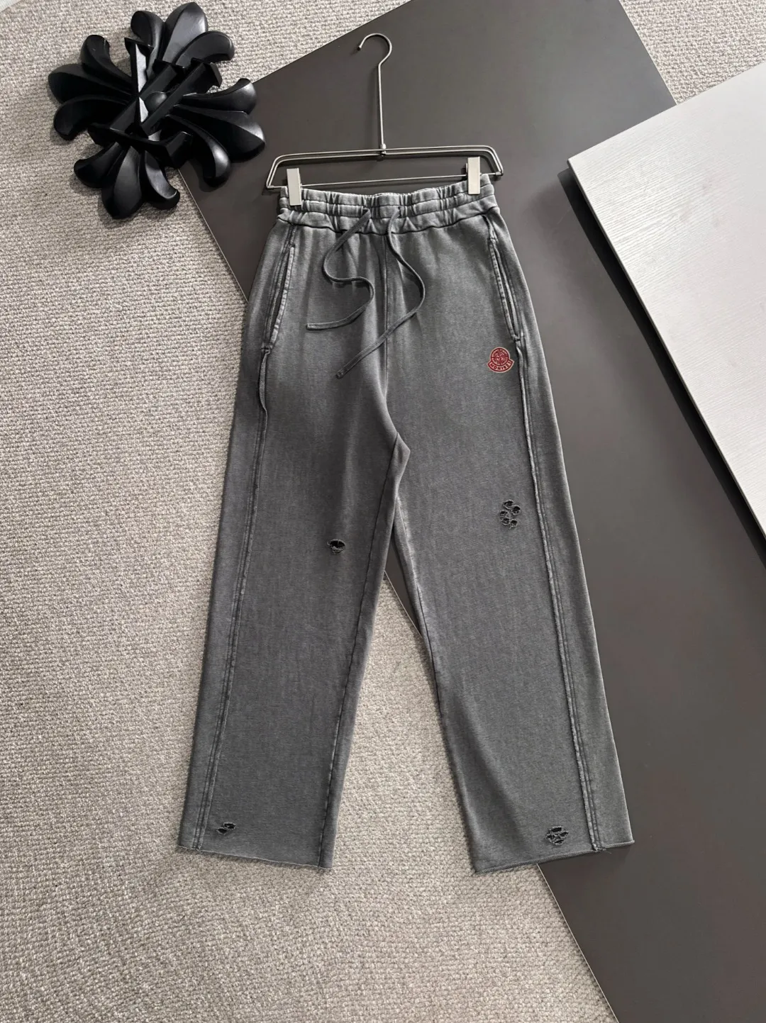 Next day shipment P360 Stone lsland/Stone Island Mouth Joint Exclusive launch of 25ss autumn and winter new high-quality trousers Compare real-life details at will The craftsmanship that ordinary small workshops cannot copy Top-level ZP development Unique imported fabric feel Purely imported German machine production Precision operation Ten thousand needle density A pair of trousers with rich details You can see the development strength A full set of new accessories can be customized simultaneously Simple yet elegant Soft, delicate and comfortable The upper body is versatile and fashionable A perfect choice for autumn and winter. A must-have item. Loose fit. Please refer to the size chart when placing an order: S to XL (or state your height and weight when placing an order)